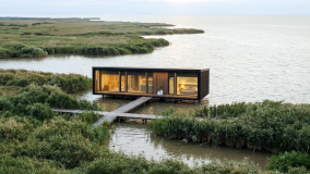 Tiny House a Fertő tó vizén